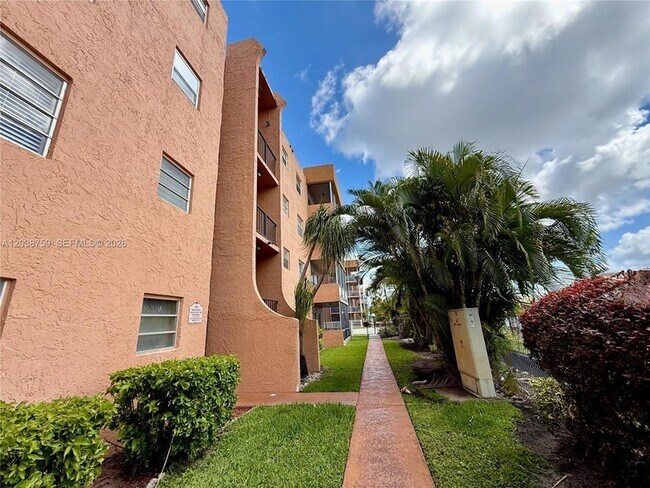 Building Photo - 3048 Sunrise Lakes Dr E