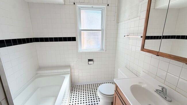 Building Photo - 5706 N Maplewood Ave