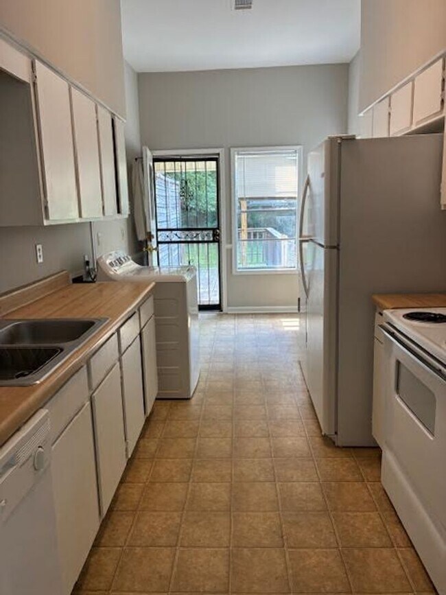 Building Photo - Spacious 1 bedroom/ 1 bath unit in Midtown...