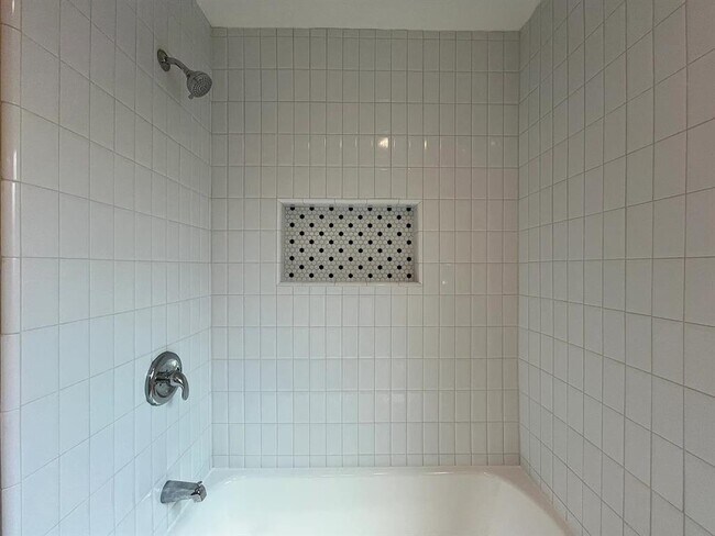 Building Photo - 4412 Bellvue Ave