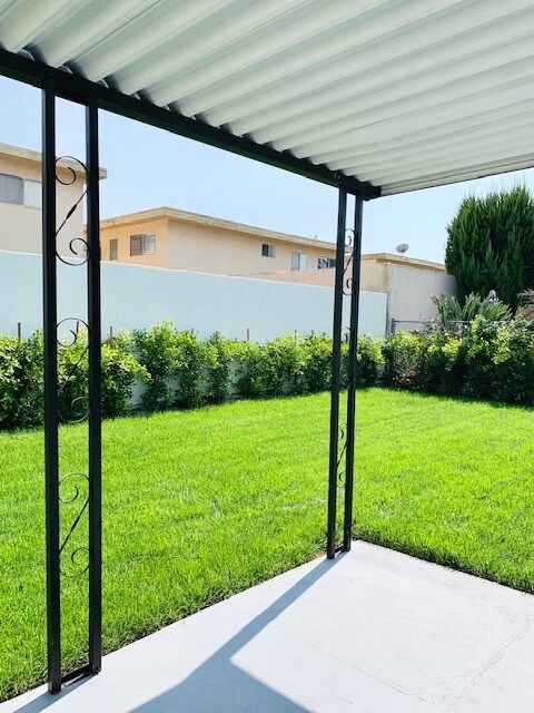 Building Photo - 5630 Vantage Ave