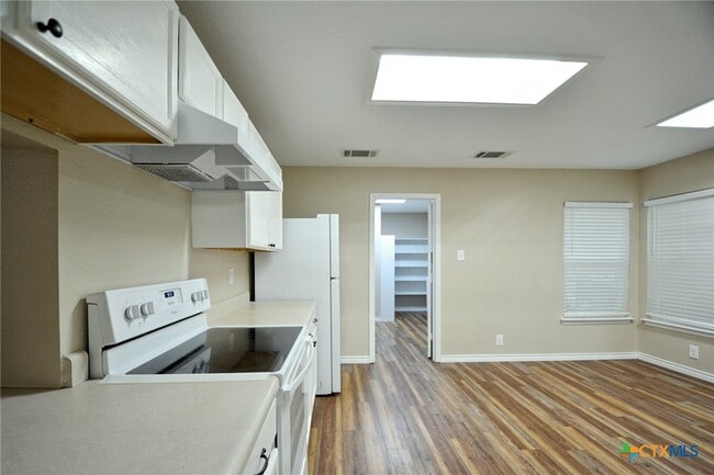 Building Photo - 744 Pinehurst Dr