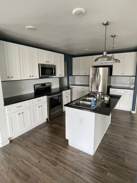 Building Photo - 2942 W 18th Ave