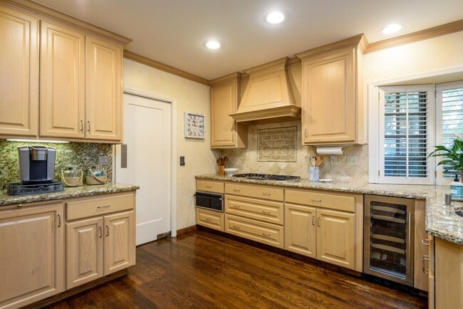 Building Photo - Classic Colonial home in the heart of pres...
