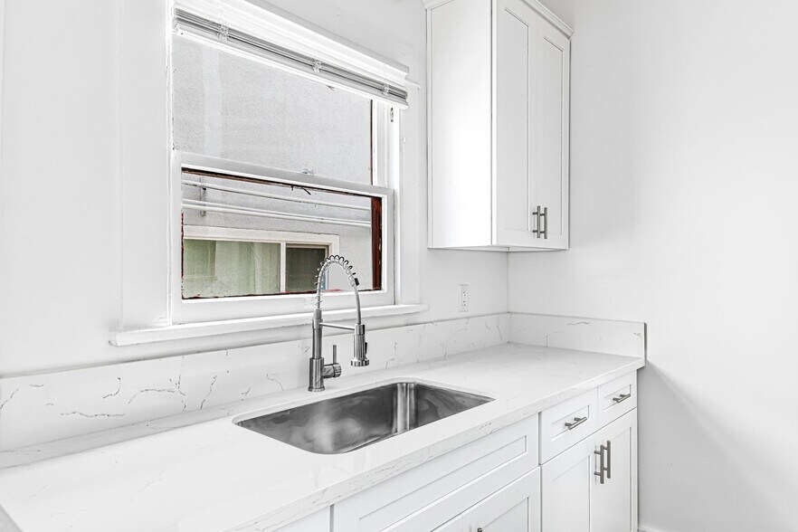 Building Photo - 1045 E 4th St