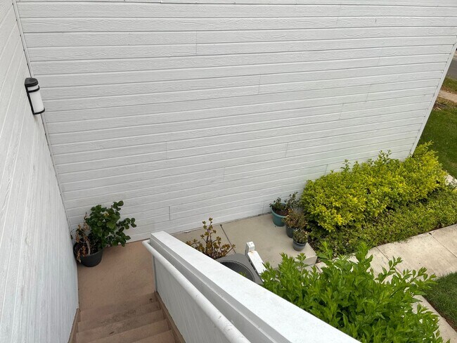 Building Photo - **Coming Soon** 2-Level Loft Condo with Re...