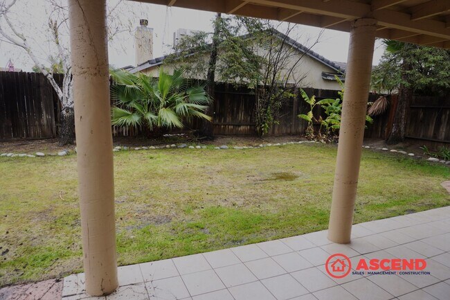 Building Photo - North Bakersfield 3 Bed + Den | Spacious Yard