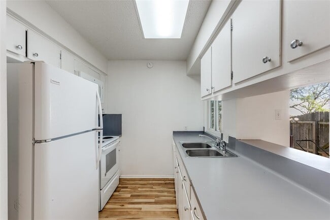 Building Photo - 6916 Scenic Brook Dr