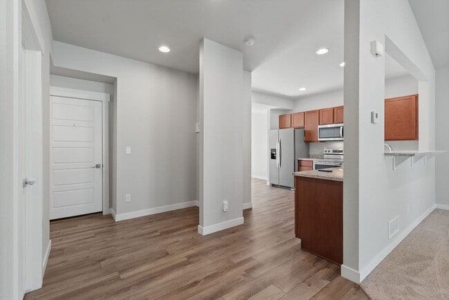 Building Photo - 290 E Chestnut St