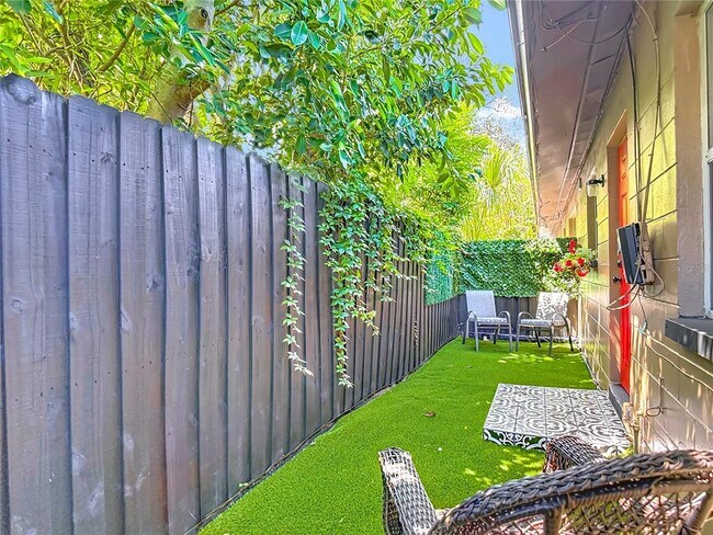 Building Photo - 222 Southeast Jefferson Cir N