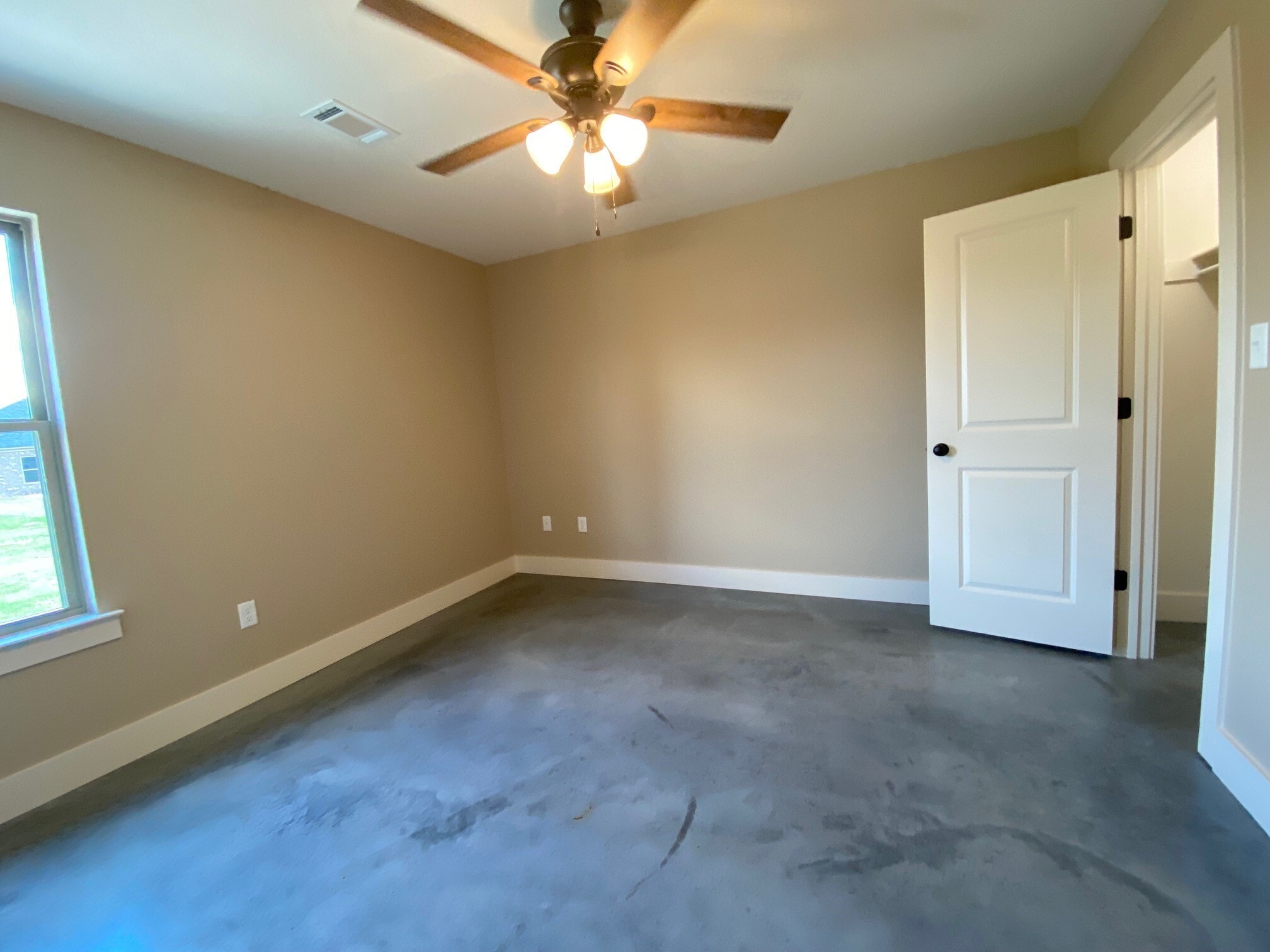 Building Photo - 17 Hidden Oak Dr