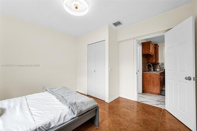 Building Photo - 6840 SW 26th Ct