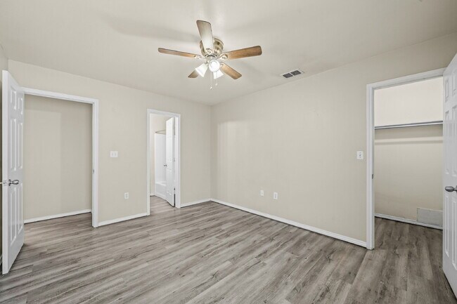 Building Photo - Spacious 3-Bed, 3-Bath Duplex – Awaits!