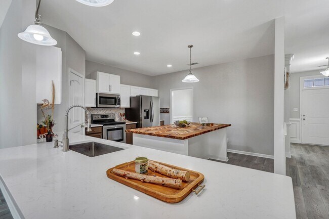 Building Photo - 1 Sunny Ct