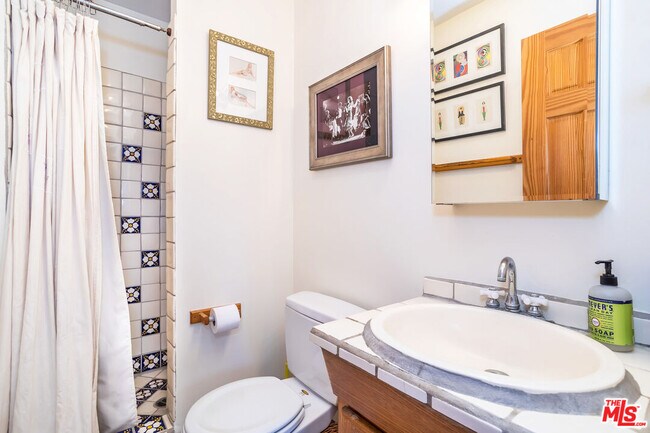 Building Photo - 100 S Doheny Dr