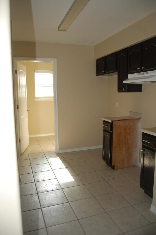 Building Photo - 3222 Monclova Dr