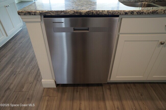 Building Photo - 153 Oakcrest Ave NE