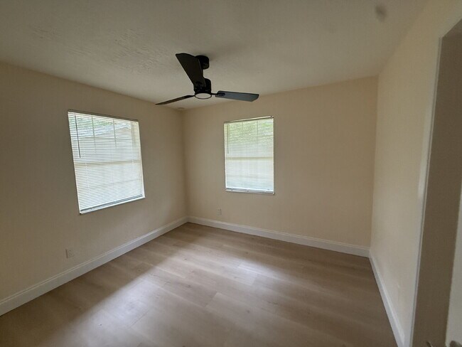 Building Photo - NEWLY RENOVATED 2 BEDROOM, 1 BATH HOME – 1...