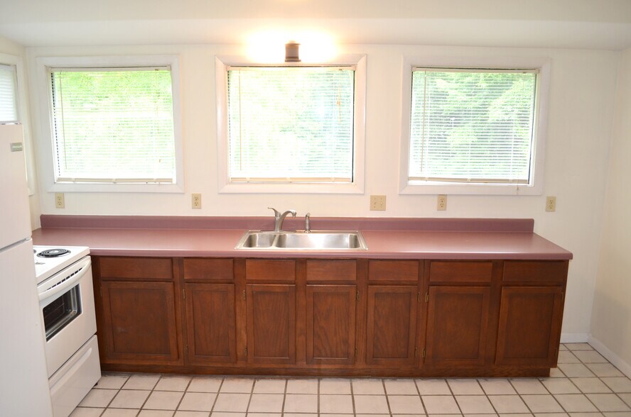 Building Photo - 19 E Clearview Dr