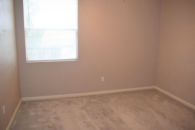 Building Photo - 5201 Laguna Oaks Dr