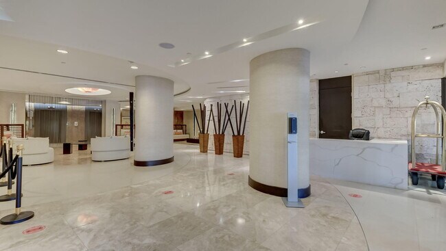 Building Photo - 2555 Collins Ave