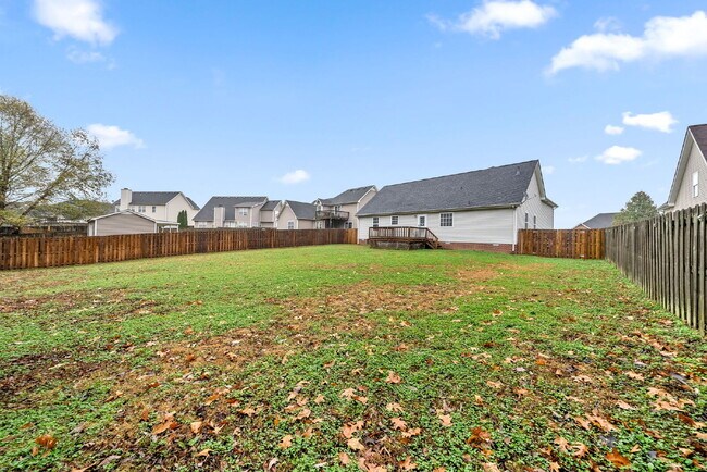 Building Photo - Spacious Home Conveniently Located Near I-24, Shopping, Restaurants, Movie Theater, AND More!