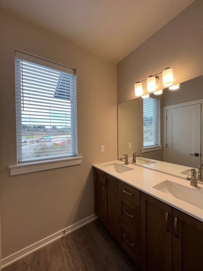 Building Photo - Start Lease by 8/15 to Receive REMAINDER o...