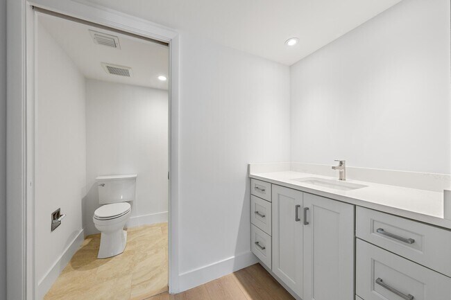 Building Photo - 1501 Marina Isle Way