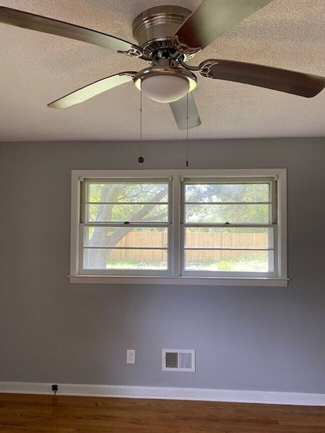 Building Photo - Brick Ranch Home in Pine Valley