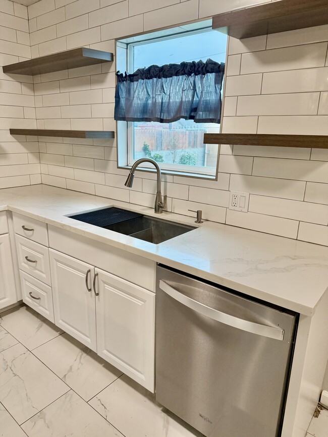 Building Photo - 986 S Hope Ave