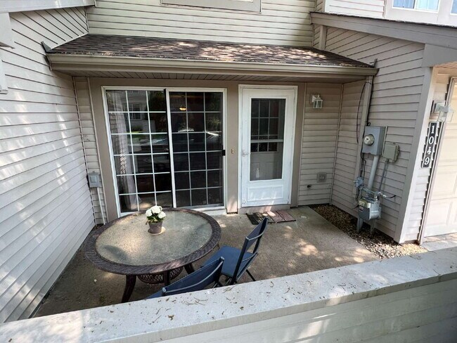 Building Photo - Spacious 3BR/1.5BA Townhome with Attached ...