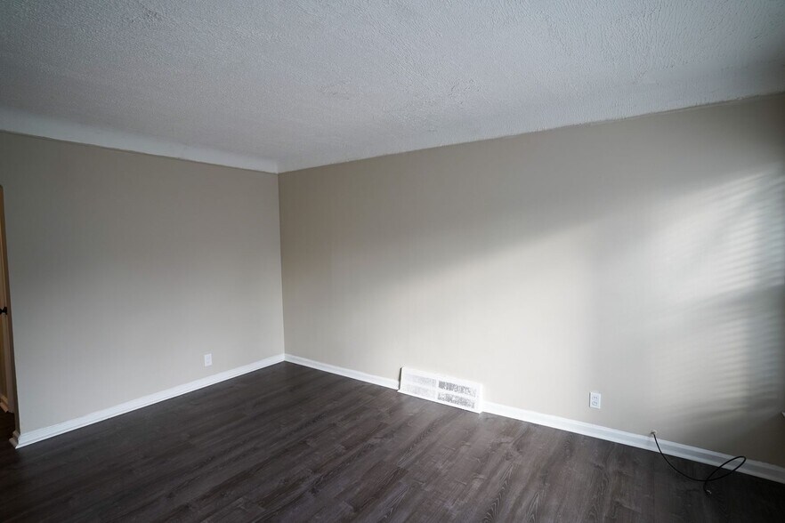 Building Photo - This beautifully updated 3-bedroom, 1-bath...