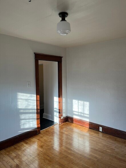 Building Photo - 1134 1/2 W Spencer St