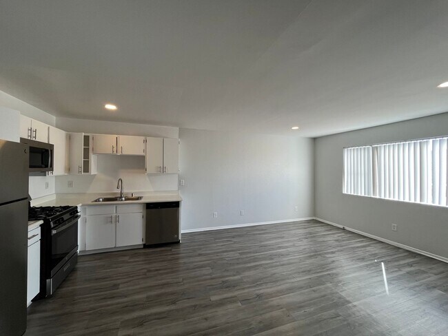 Interior Photo - 226 South Serrano