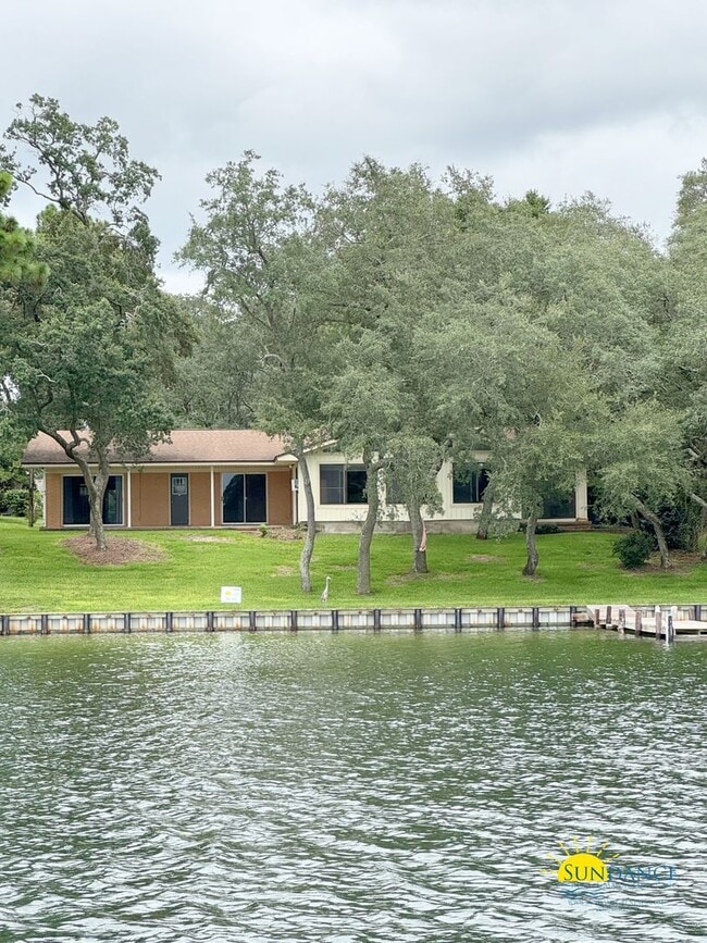 Building Photo - Waterfront Home in sought after Poquito Bayou, Shalimar!
