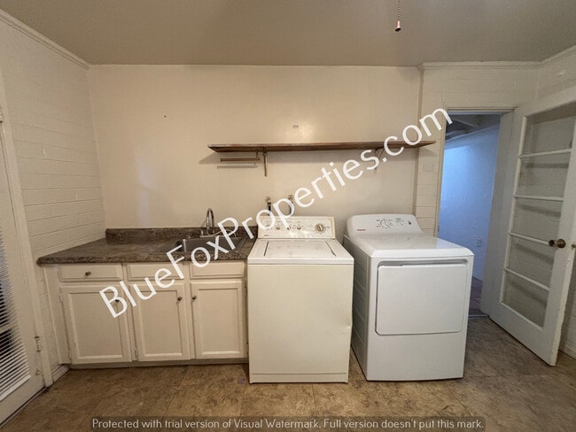 Building Photo - 809 N Irving Cir