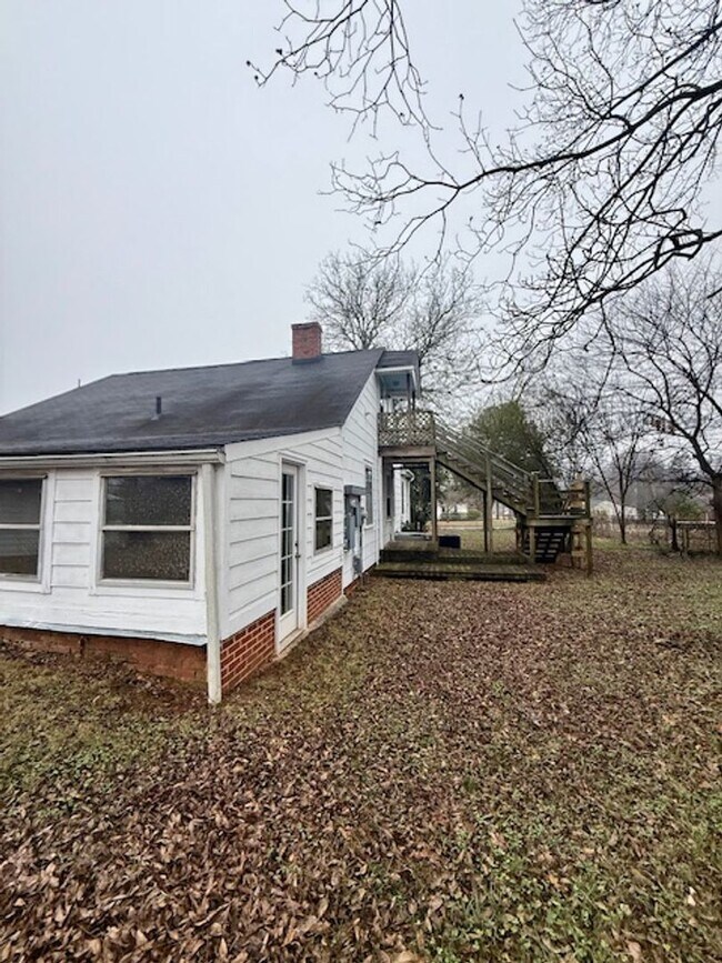 Building Photo - Three bedroom, 1 bath house with studio apartment in Burlington