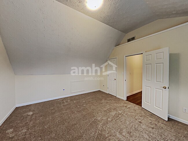 Building Photo - 300 Carriage Lake Ln