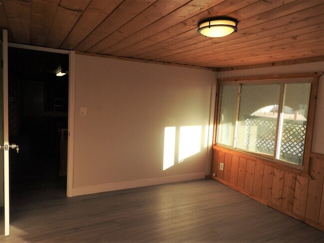 Building Photo - 2220 W Bell Vista Ave