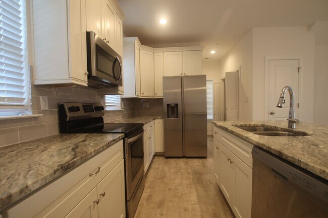 Building Photo - Contemporary 4bd/3.5ba in excellent location