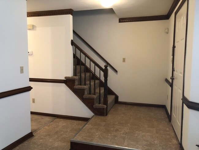 Building Photo - SPACIOUS TOWNHOME IN CENTRAL LOCATION