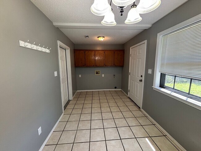 Building Photo - Discover this 3-bedroom, 2-bath home in Russellville, AR.