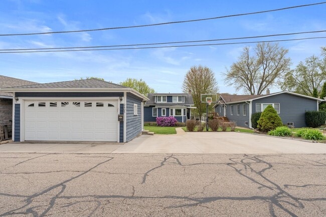 Building Photo - 2405 Grove Ln