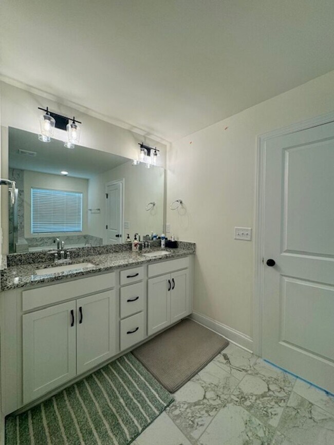 Building Photo - 5BR/4BA w/ Guest Suite + Loft in Hampton Woods