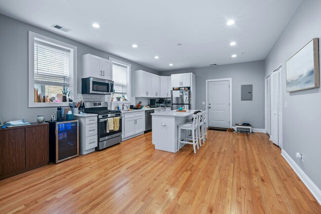 Building Photo - 612 W Stratford Pl