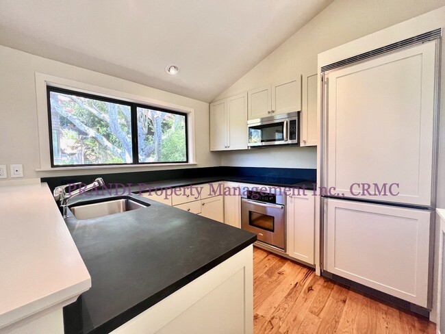 Building Photo - Split Level Condo Just Steps from Downtown