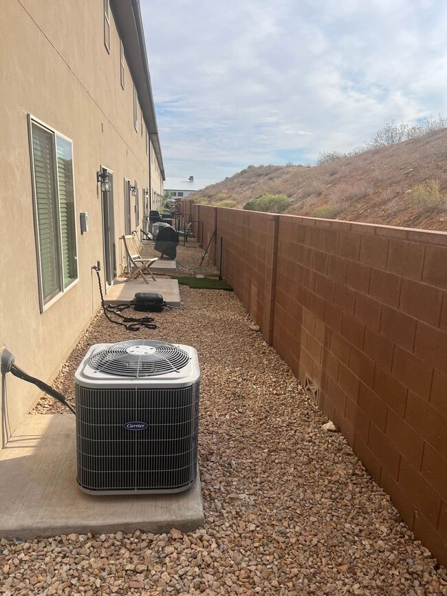 Building Photo - 3 bed | 2.5 bath | 2-car Townhome with Was...