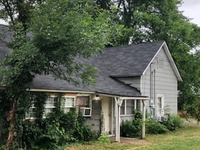 Building Photo - 3 bed 1 bath home
