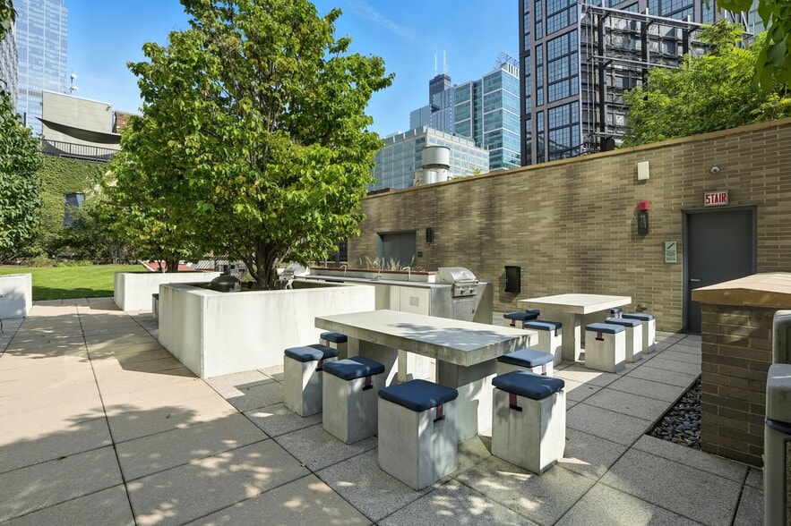 Building Photo - 150 N Desplaines St