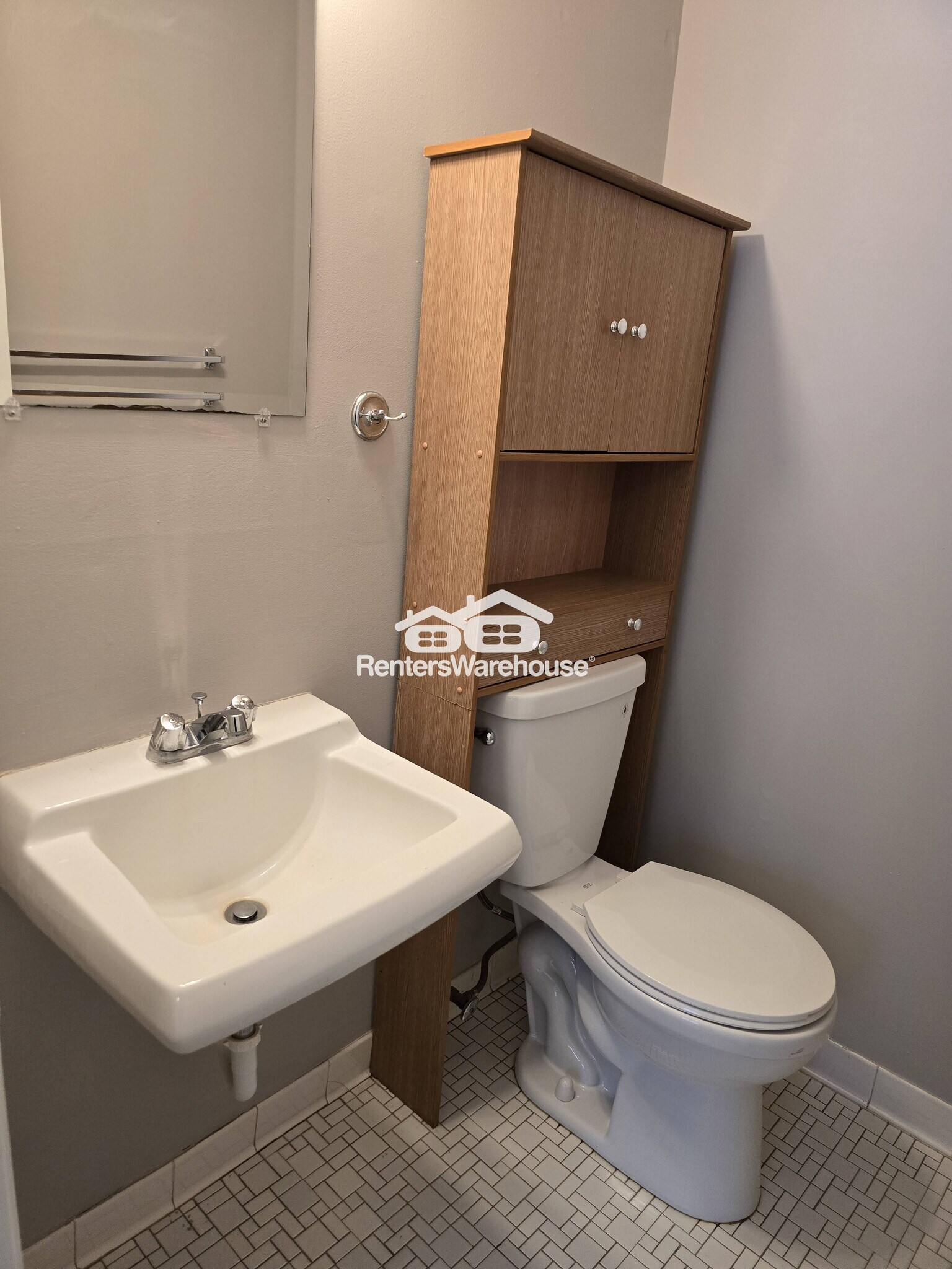 Building Photo - 5580 Shorewood Ln